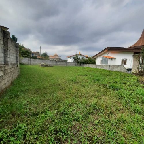 فروش زمین با کاربری مسکونی سند تک برگ ،محصور به دیوار بلوکی و دروازه ،انشعاب آب نصب کنتور داخل ملک ،برق،تلفن،گاز،بالای سر ملککوچه آسفالت تا سر ملک ،چشم انداز کوه و دریا ویو ابدی