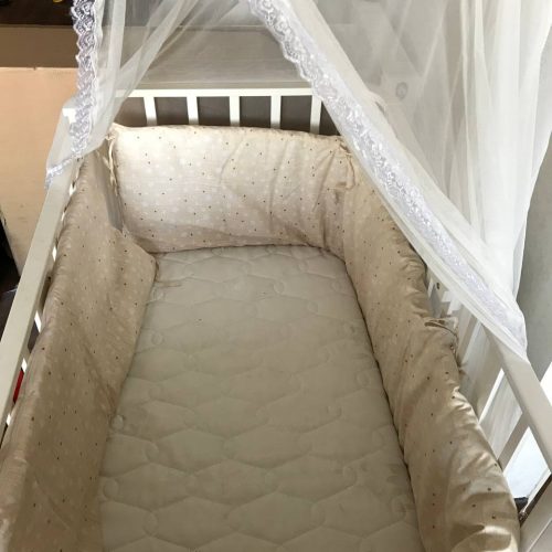 گهواره کنارتخت مادر