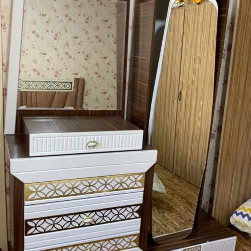 تخت دو نفره و دو تا پاتختی و میز ارایش