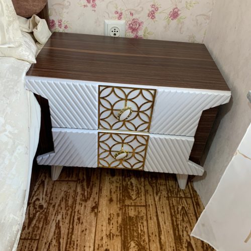 تخت دو نفره و دو تا پاتختی و میز ارایش