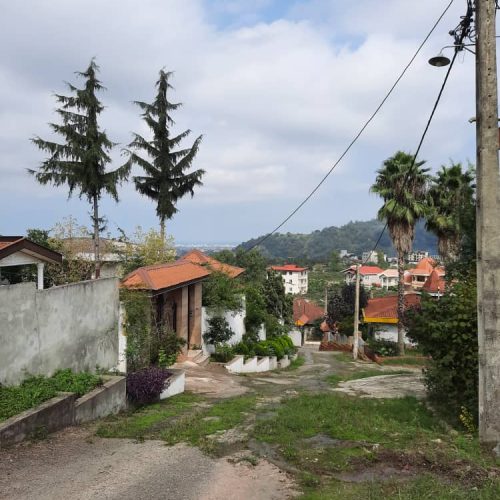 فروش زمین با کاربری مسکونی سند تک برگ ،محصور به دیوار بلوکی و دروازه ،انشعاب آب نصب کنتور داخل ملک ،برق،تلفن،گاز،بالای سر ملککوچه آسفالت تا سر ملک ،چشم انداز کوه و دریا ویو ابدی