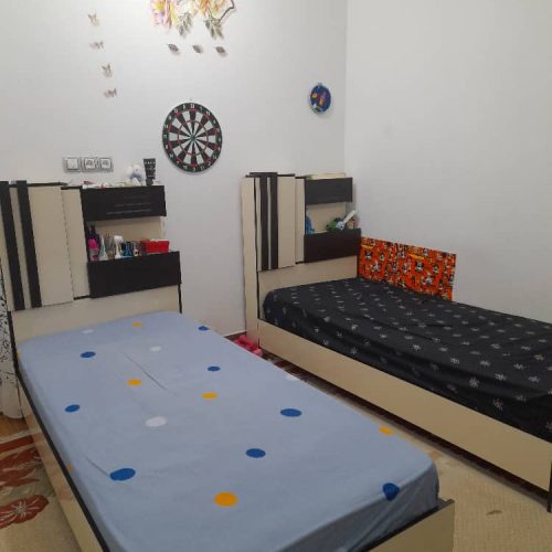 دو تخت و دو کمد و یک کمد دکور و یک میز تحریر