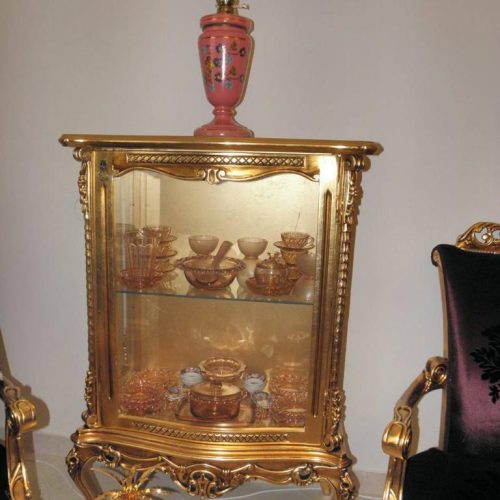 مبل و میز نهار خوری 8 نفره و دو عدد ویترین طلایی