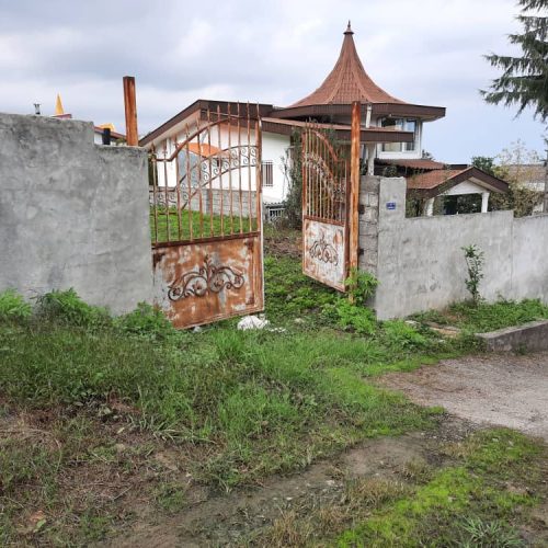فروش زمین ،سند تک برگ ،دور محصور به دیوار بلوکی و دروازه،انشعاب آب کنتور بالای سر ملک ،کوچه آسفالت تا سر ملک ،برق،تلفن،گاز بالای سر ملک بدون هیچ هزینه ای چشم انداز ابدی کوه و دریا،ملک در دامنه ولی تسطیح شده