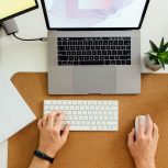 خانم مسلط به کامپیوتر و فتوشاپ