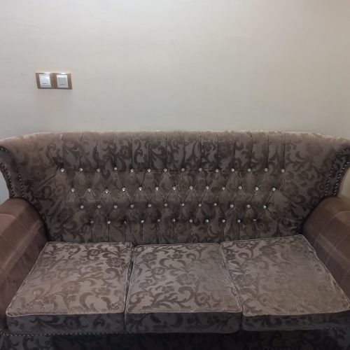 مبلمان نه نفره و میز وسط و چهار عدد میز عسلی کوچک