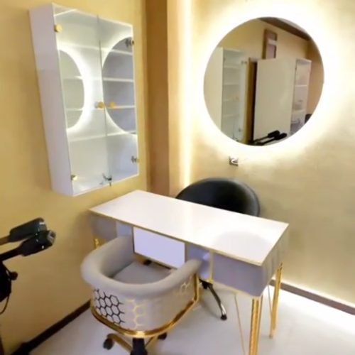 اجاره میزناخن به ناخنکار مشتری سالن داده میشود