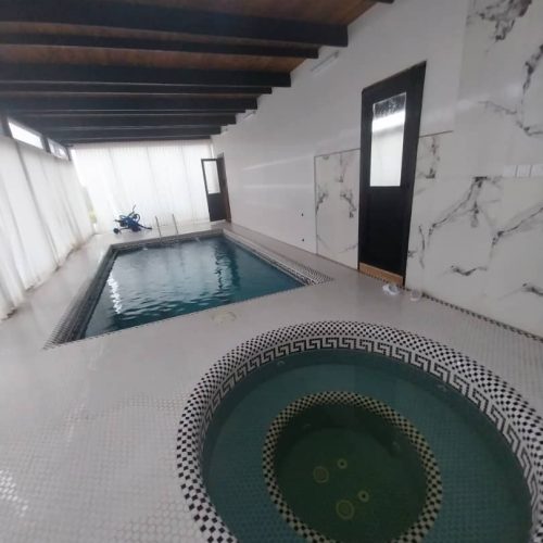 فروش کلبه سویسی جنگلی با استخر و جکوزی سرپوشیده