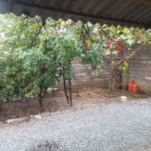 زمین ب متراژ 300 متر دارای اب.برق و گاز دارای یک سوئیت ب متراژ 50 متر