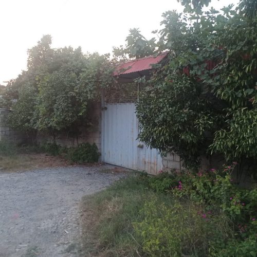 زمین ب متراژ 300 متر دارای اب.برق و گاز دارای یک سوئیت ب متراژ 50 متر