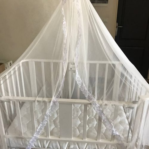 گهواره کنارتخت مادر