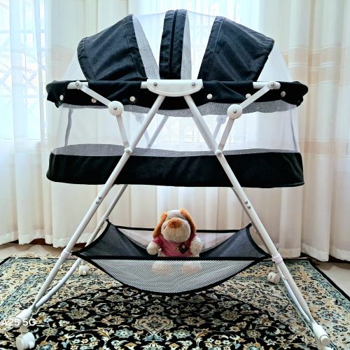 تخت کنار مادر