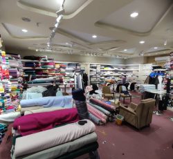 فروشنده آقا و خانم پارچه های لباسی اسپرت و مجلسی محدوده بازار