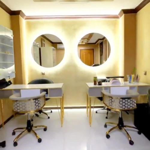 اجاره میزناخن به ناخنکار مشتری سالن داده میشود