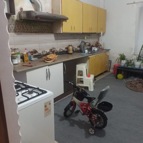 زمین ب متراژ 300 متر دارای اب.برق و گاز دارای یک سوئیت ب متراژ 50 متر