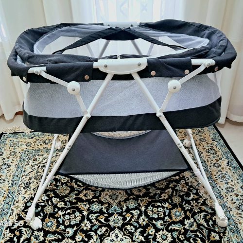 تخت کنار مادر