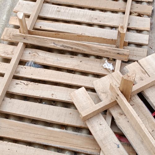 تخت خواب دو نفره چوبی در حد نو