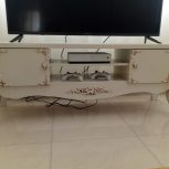 یک عدد میز تلویزیون چوبی دو کشو