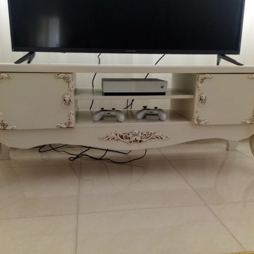 یک عدد میز تلویزیون چوبی دو کشو