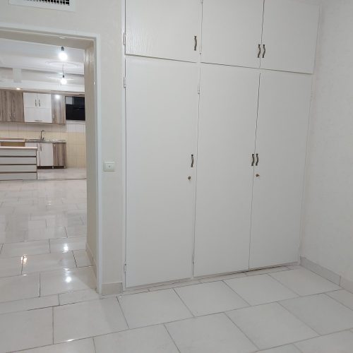 انباری پارکینگ و آسانسور دارد