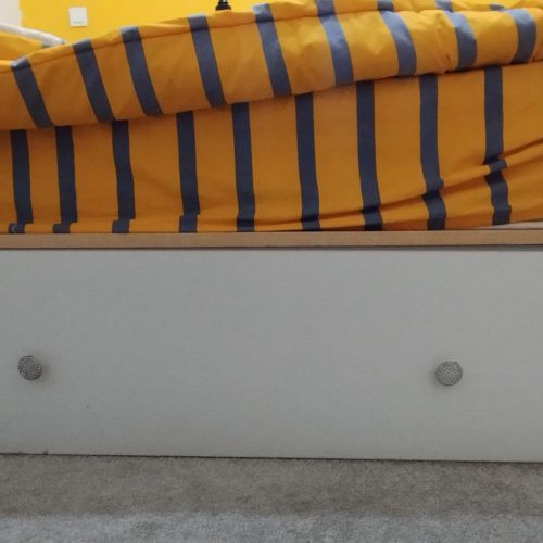 دو عدد تخت یه نفره ، دو عدد تشک فنری ،به همراه یه میز دراور و پاتختی