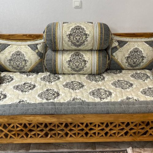 تخت سنتی همراه با شاه‌نشین