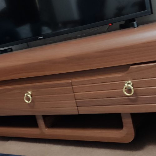 میزتلیوزیون نوبدون خطو خش 6ماه خریدم به دلیل مهاجرت به فروش میرسد