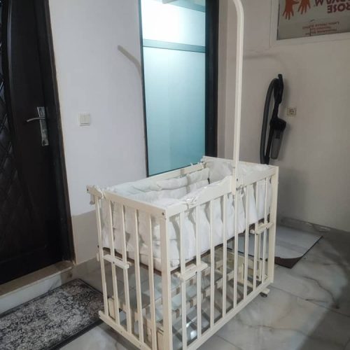 گهواره کنار تخت مادر