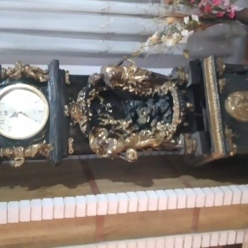 ساعت‌های بزرگ تزئینی.یکعددائینه شمعدان بزرگ به همراه چهار عدد شمعدان بزرگ ویک عدد آباژور بزرگ ایستاده