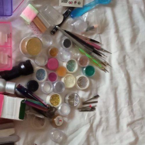 کل وسایل کاشت در حد نو وسایل ژل پودر سوهان برقی یووی سر سوهان اصل 20عدد لاک ژل قیمت 15تومن تخفیفم میدم