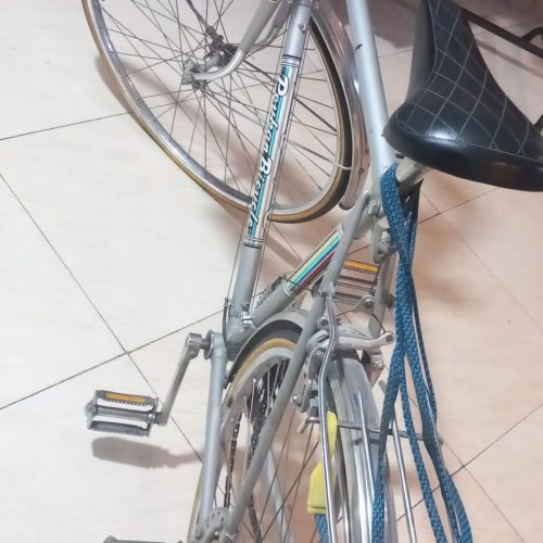 خیلی عالی قدیمی عتیقه هست دوچرخه قدیمی