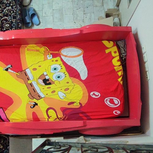 تخت خواب ماشینی برای بچه تا سن 16 سالگی سالم و چراغاشم کار میکنه دزدگیرش هم