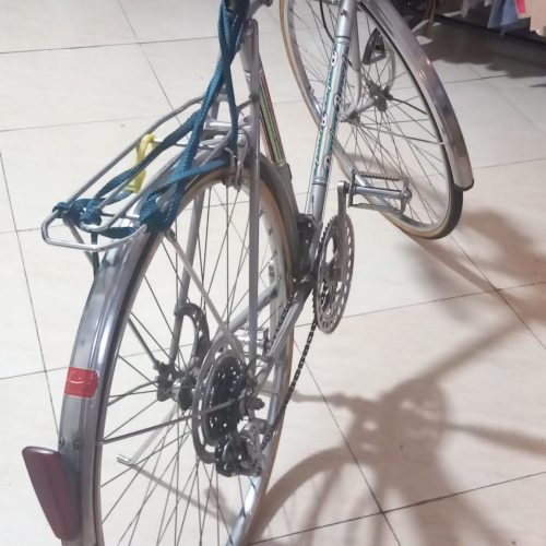 خیلی عالی قدیمی عتیقه هست دوچرخه قدیمی