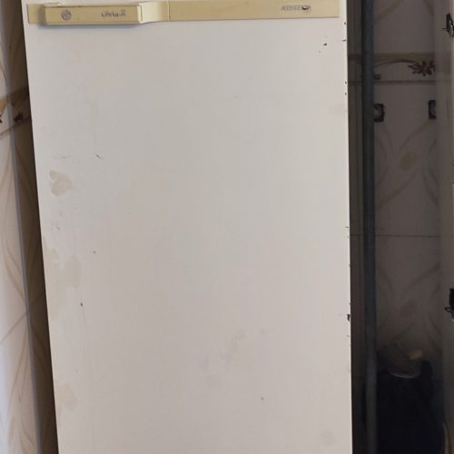 یک یخچال فریزسالم یکبارتمعیررفته بود به فروش می‌رود