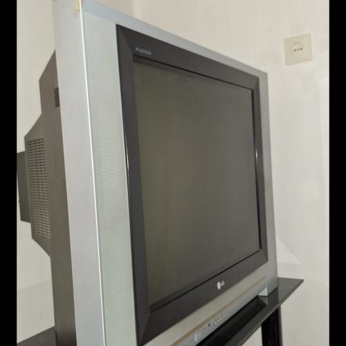 میز تلویزیون و تلویزیون ال‌جی 29 اینچ