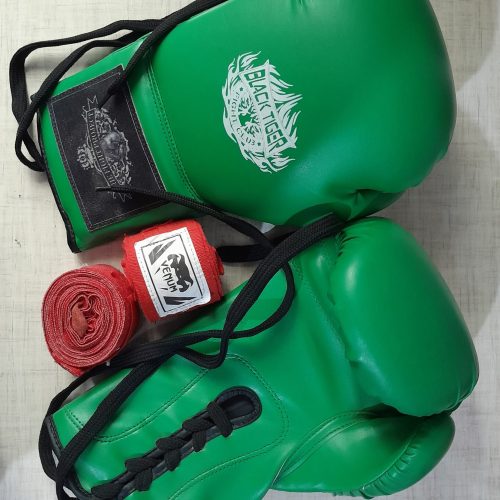 دست کش کیک بوکس فقط یک بار استفاده شده به همراه باند بوکس 5 متری