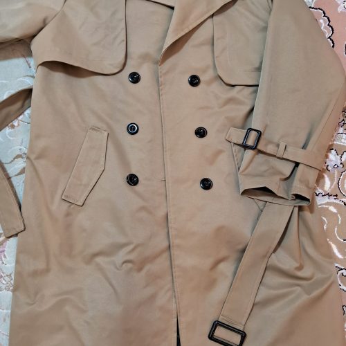 یک بارونی کرم رنگ کاملا نو و استفاده نشده  مناسب فصل به فروش می رسد .