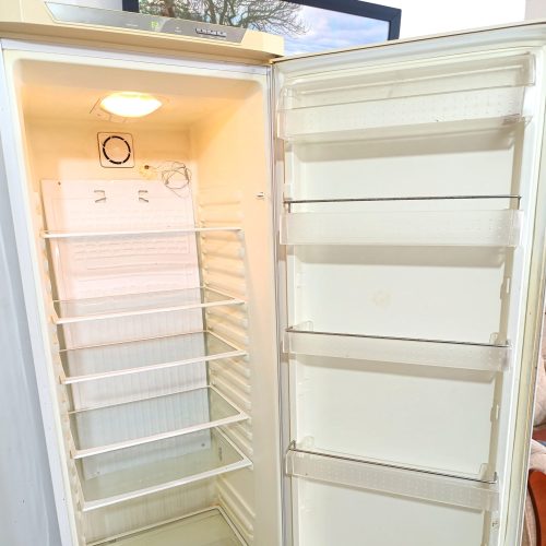 یخچال فریزر کاملا تمیز و سالم