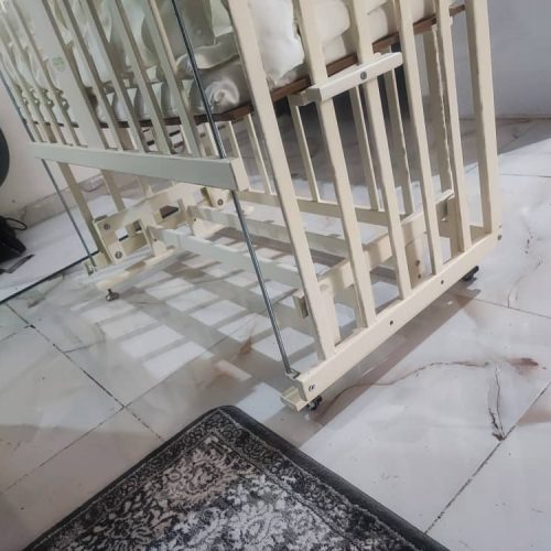 گهواره کنار تخت مادر