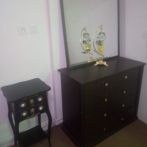 تخت دو نفره چوبی و دراوه چهار کشو