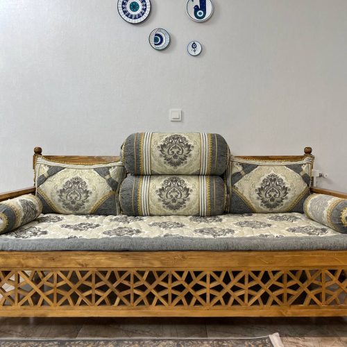 تخت سنتی همراه با شاه‌نشین