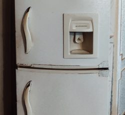 یک یخچال فریزسالم یکبارتمعیررفته بود به فروش می‌رود