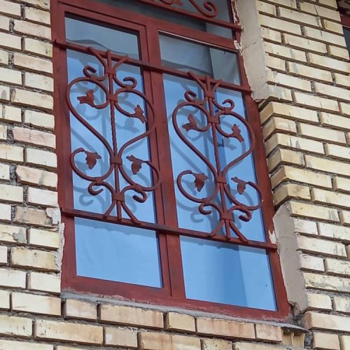 8عداد پنجره اهنی طولش 160عرضش 90