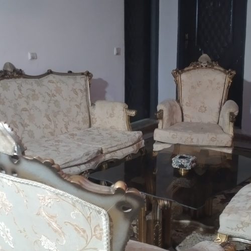 ساعت‌های بزرگ تزئینی.یکعددائینه شمعدان بزرگ به همراه چهار عدد شمعدان بزرگ ویک عدد آباژور بزرگ ایستاده