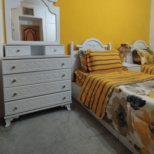 دو عدد تخت یه نفره ، دو عدد تشک فنری ،به همراه یه میز دراور و پاتختی