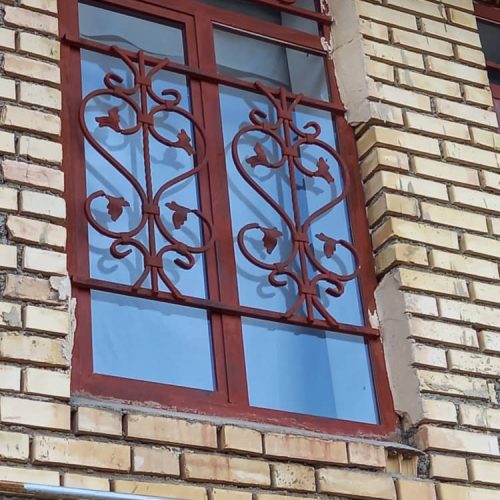 8عداد پنجره اهنی طولش 160عرضش 90