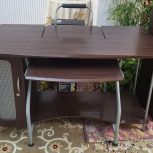کتابخانه و میز کامپیوتر