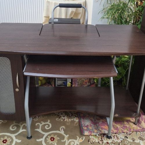 کتابخانه و میز کامپیوتر