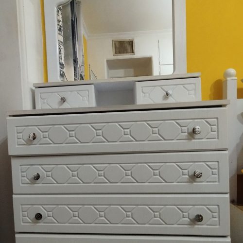 دو عدد تخت یه نفره ، دو عدد تشک فنری ،به همراه یه میز دراور و پاتختی