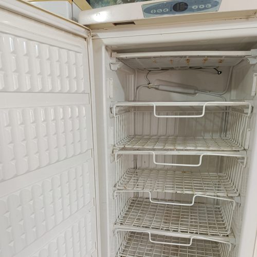 یخچال فریزر کاملا تمیز و سالم